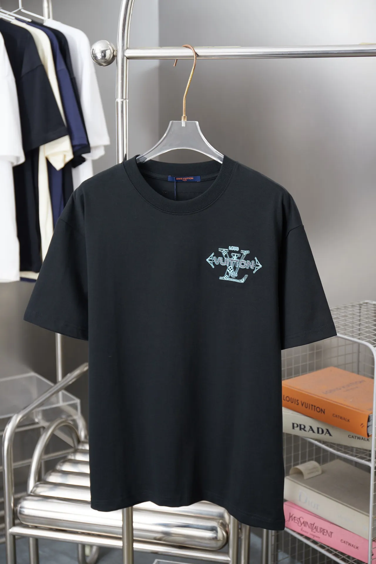 🅿️180 1V 25SS early spring new style Short sleeves with embroidered LV letters Light luxury Essential item for daily commuting for men and women Correct version Welcome to compare Detailed features · 320g 100% pure cotton double yarn jersey fabric · Special thickened 32 pieces of double-strand 1X1 thread in the same vat custom dyeing · Imported Tajima machine embroidery with various craft letters · Double-needle stitching and cross-stitching technology · Original main mark, washable tag, brand moisture-proof paper packaging Color: black/white Size: S/M/L/XL